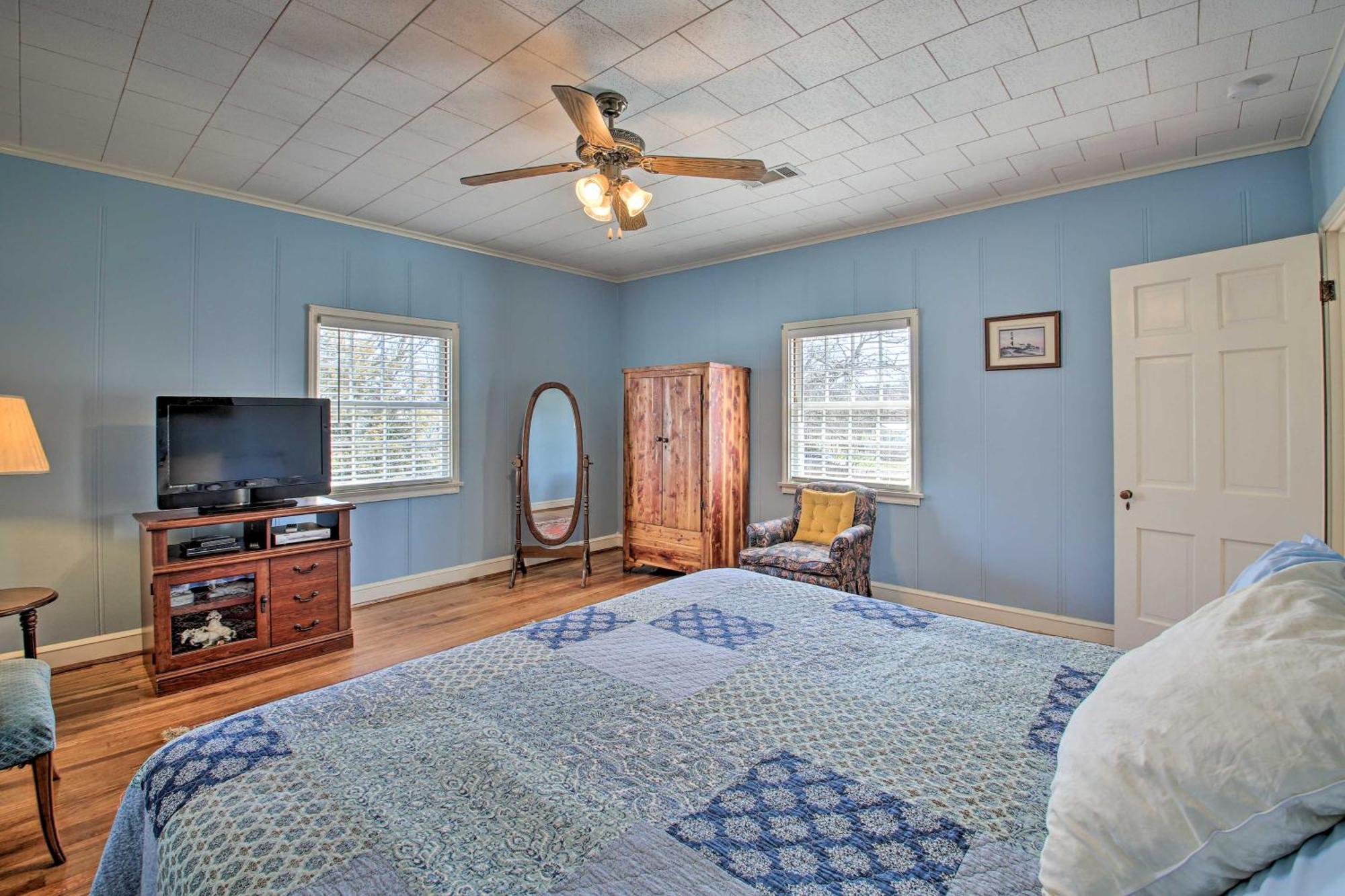 Delightful Retreat With Fireplace And Large Yard! Exterior photo